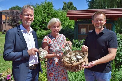 Foto der Überreichung mit den Verantwortlichen